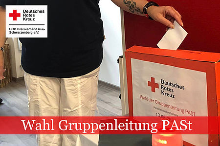 Hand steckt Unterlagen in Wahlurne